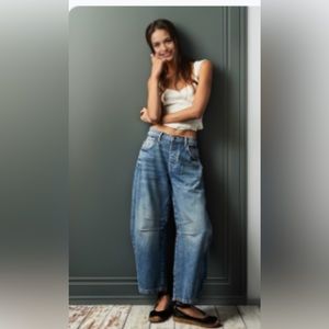 Trendy barrel jeans. Never been worn!!